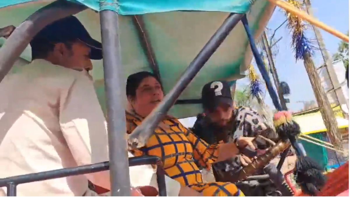 दबंग महिला रेत से भरा ट्रैक्टर छुड़ा ले गईः माइनिंग टीम और पुलिस वाले देखते रह गए, वीडियो वायरल