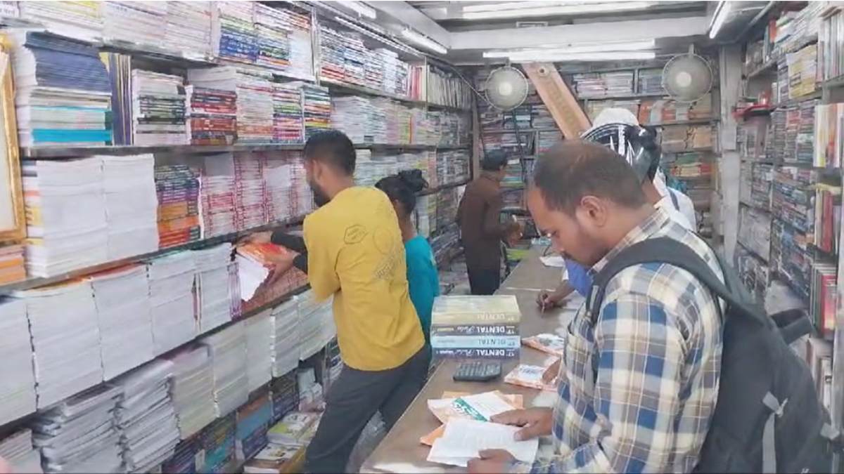 NCERT की नकली किताबों का मुद्दा पहुंचा दिल्लीः जांच के लिए MP पहुंची टीम, अभिभावक बनकर जबलपुर के दो दुकानों में मारा छापा, एक हजार किताब जब्त, FIR दर्ज