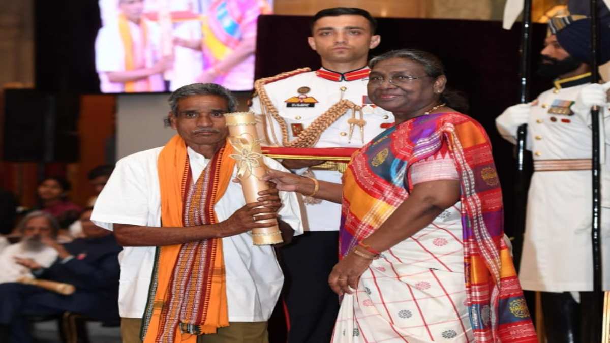 राष्ट्रपति द्रौपदी मुर्मू ने जशपुर के जागेश्वर यादव को दिया पद्मश्री पुरस्कार
