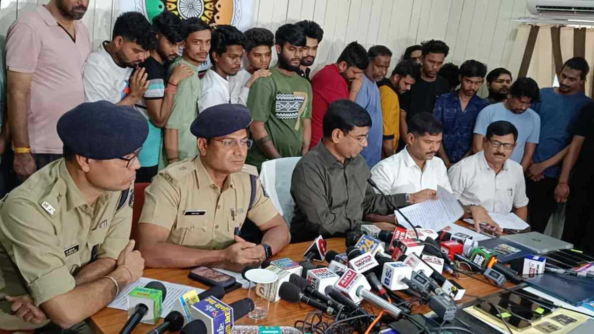 IPL सट्टे पर Raipur Police की बड़ी कार्रवाई : 26 सटोरिए पुणे से गिरफ्तार, महादेव-अन्ना रेड्‌डी एप से खिला रहे थे सट्‌टा, करोड़ों का लेन-देन, जानिए आरोपियों तक कैसे पहुंची पुलिस..