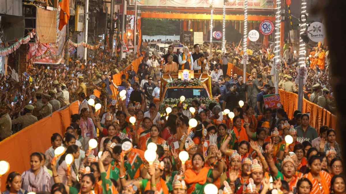PM मोदी ने कानपुर में किया रोड शो, हाथ जोड़कर लोगों का किया अभिवादन, सड़क पर उमड़ी भारी भीड़