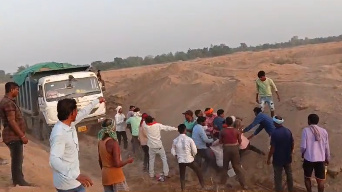 रेत के अवैध परिवहन पर बवाल, विरोध करने वाले ग्रामीणों से भिड़े समर्थक, सामने आया वीडियो…