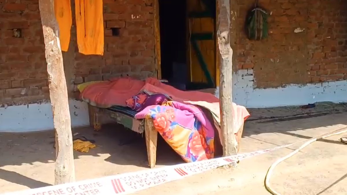 आंगन में सो रही नानी और नातिन की निर्मम हत्या: मर्डर के बाद मकान में लगा दी आग, गांव में फैली सनसनी
