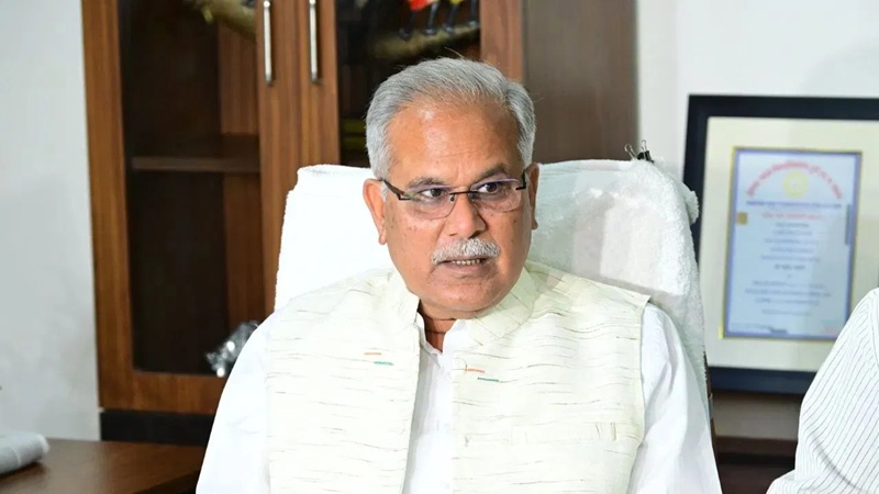 पूर्व सीएम भूपेश बघेल ने गृहमंत्री पर साधा निशाना, कहा – प्रदेश में हत्याएं, चाकूबाजी हो रही और गृहमंत्री फिल्म देखने में व्यस्त
