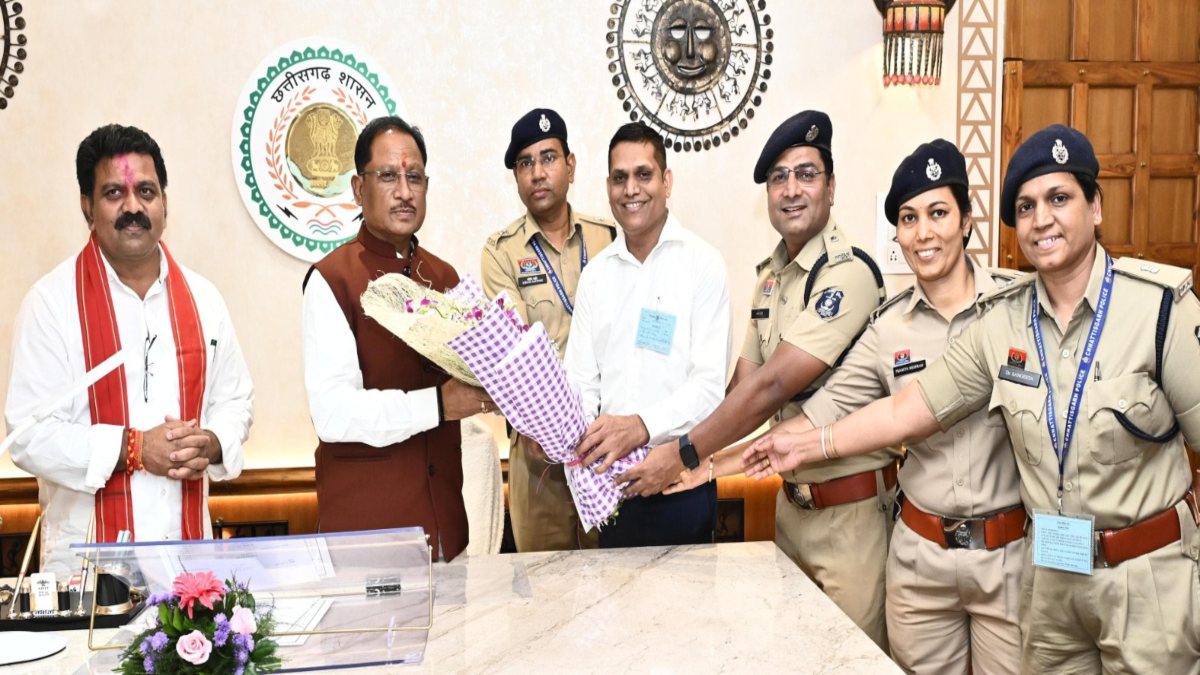 CM विष्णु देव साय से राज्य पुलिस सेवा अधिकारियों ने की मुलाकात, कैबिनेट में वरिष्ठ प्रवर श्रेणी वेतनमान के फैसले का जताया आभार