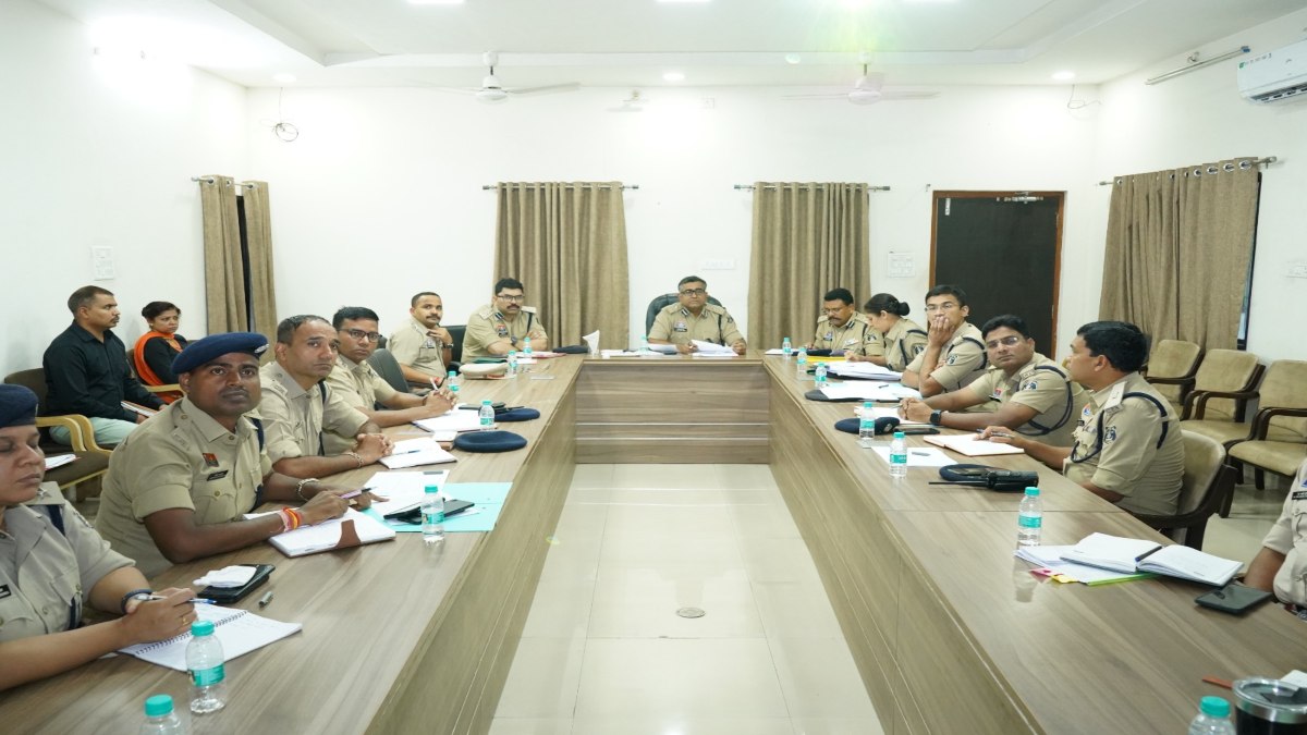 CG News : रायपुर रेंज IG अमरेश मिश्रा ने पुलिस अधिकारियों की ली बैठक, हाई प्रोफाइल नशा और सायबर क्राइम को रोकने के दिए कड़े निर्देश
