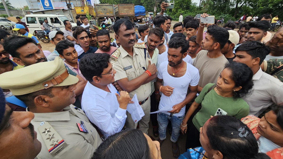 CG News : परीक्षा केंद्र में एंट्री नहीं मिलने पर अभयर्थियों का फूटा गुस्सा, कलेक्टर निवास का किया घेराव, पुलिस से तीखी नोकझोंक