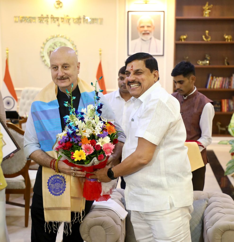 MP News: भोपाल में 'तन्वी द ग्रेट' के प्रीमियर में पहुंचे अनुपम खेर, CM मोहन यादव ने दिया सम्मान 2 WhatsApp Image 2025 07 22 at 6.56.45 PM