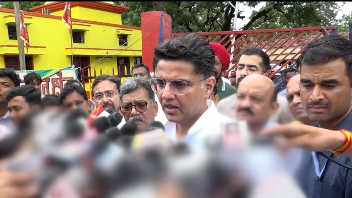 कांग्रेस प्रदेश प्रभारी सचिन पायलट ने जेल में पूर्व सीएम के बेटे चैतन्य से की मुलाकात, कहा- चाहे कुछ भी कर लें…हमारा कांग्रेस परिवार एक कदम पीछे नहीं हटेगा