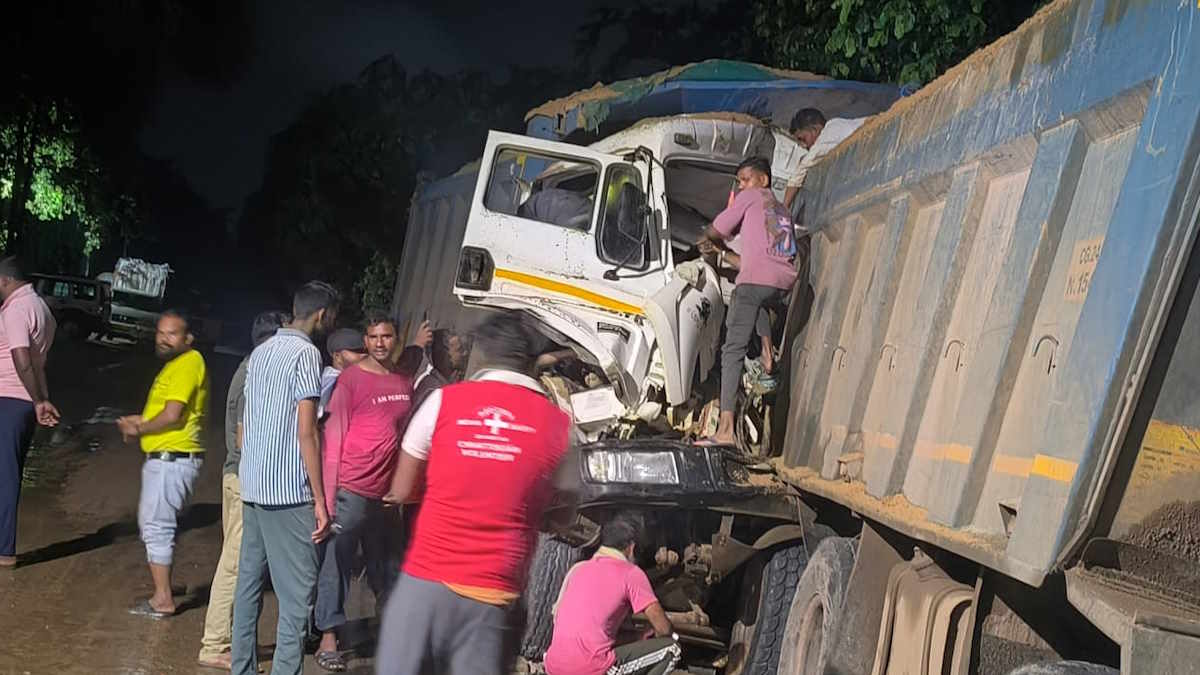BREAKING : रेत भरी हाइवा की आपस में भिड़ंत, हेल्पर की मौके पर मौत, घंटों की मशक्कत के बाद निकाला गया ड्राइवर…