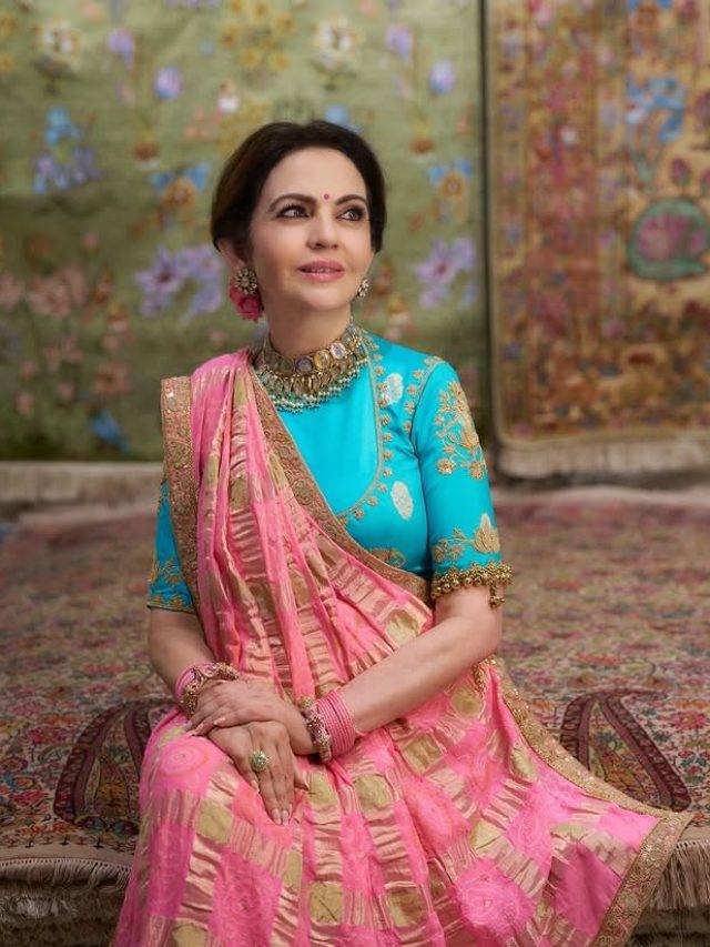 नीता अंबानी की घरचोला साड़ी जिसे बुनने में लगे 10 महीने, परदादी की बाजूबंद के साथ पहना नीता अंबानी की घरचोला साड़ी जिसे बुनने में लगे 10 महीने, परदादी की बाजूबंद के साथ पहना