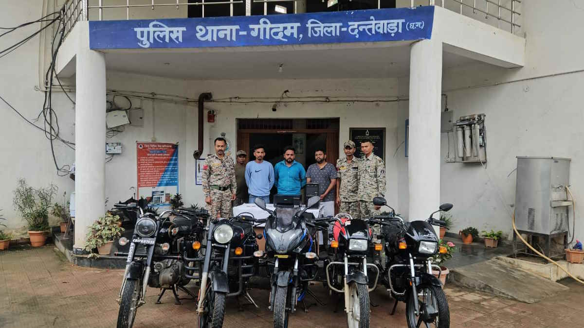 फर्जी दस्तावेज तैयार कर चोरी की मोटरसाइकिल बेचता था गिरोह, तीन आरोपियों से पांच गाड़ियां बरामद…