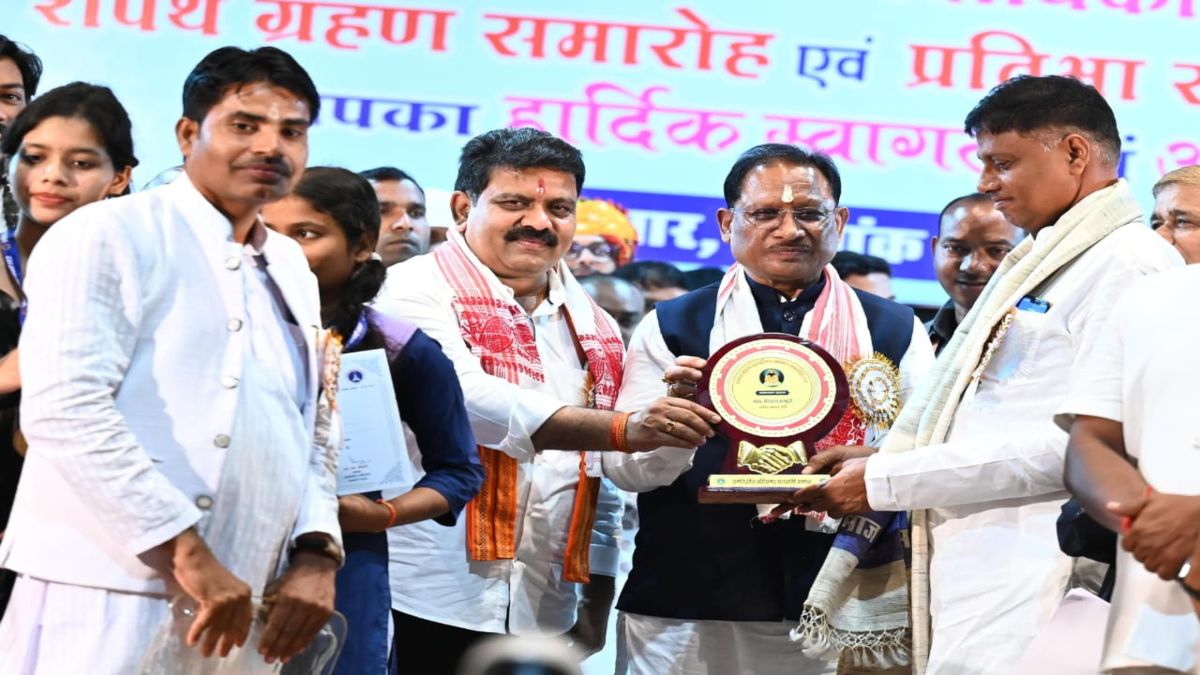 सतनामी समाज के नवनिर्वाचित पदाधिकारियों का शपथग्रहण समारोह : CM विष्णुदेव साय ने की करोड़ों की घोषणाएं, बोले- कुतुब मीनार से ऊंचा जैतखाम सतनामी समाज का है गौरव