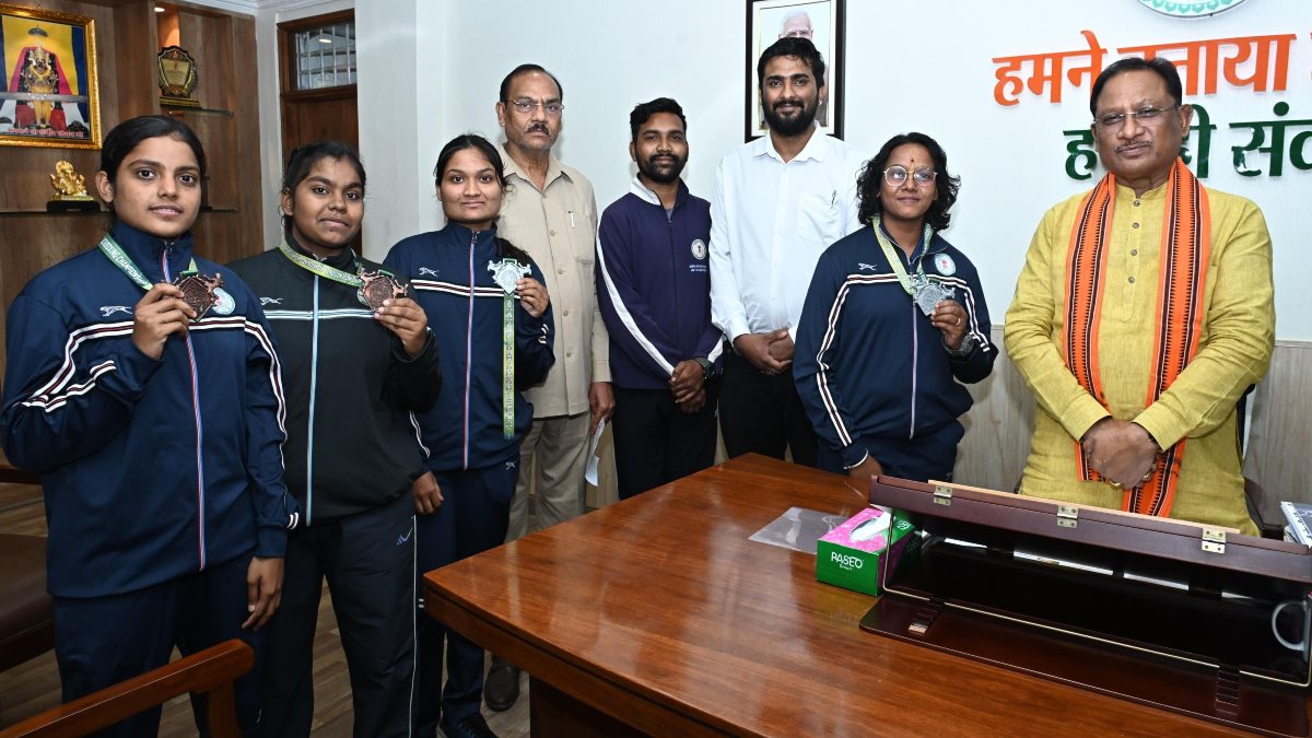 मुख्यमंत्री से किक बॉक्सिंग पदक विजेता खिलाड़ियों ने की मुलाकात, CM साय ने दी शुभकामनाएं