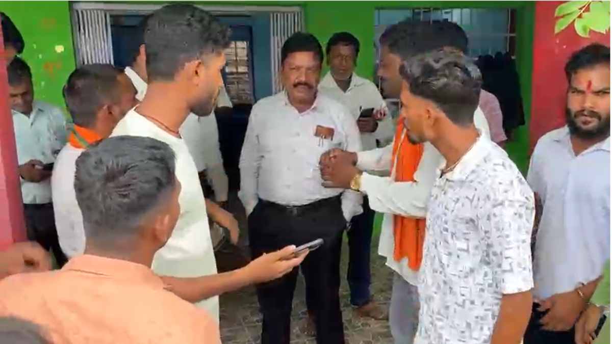 पूर्व सरपंच पर भ्रष्टाचार का आरोप, ग्रामीणों का फूटा गुस्सा, मामले की जांच करने गांव पहुंची टीम