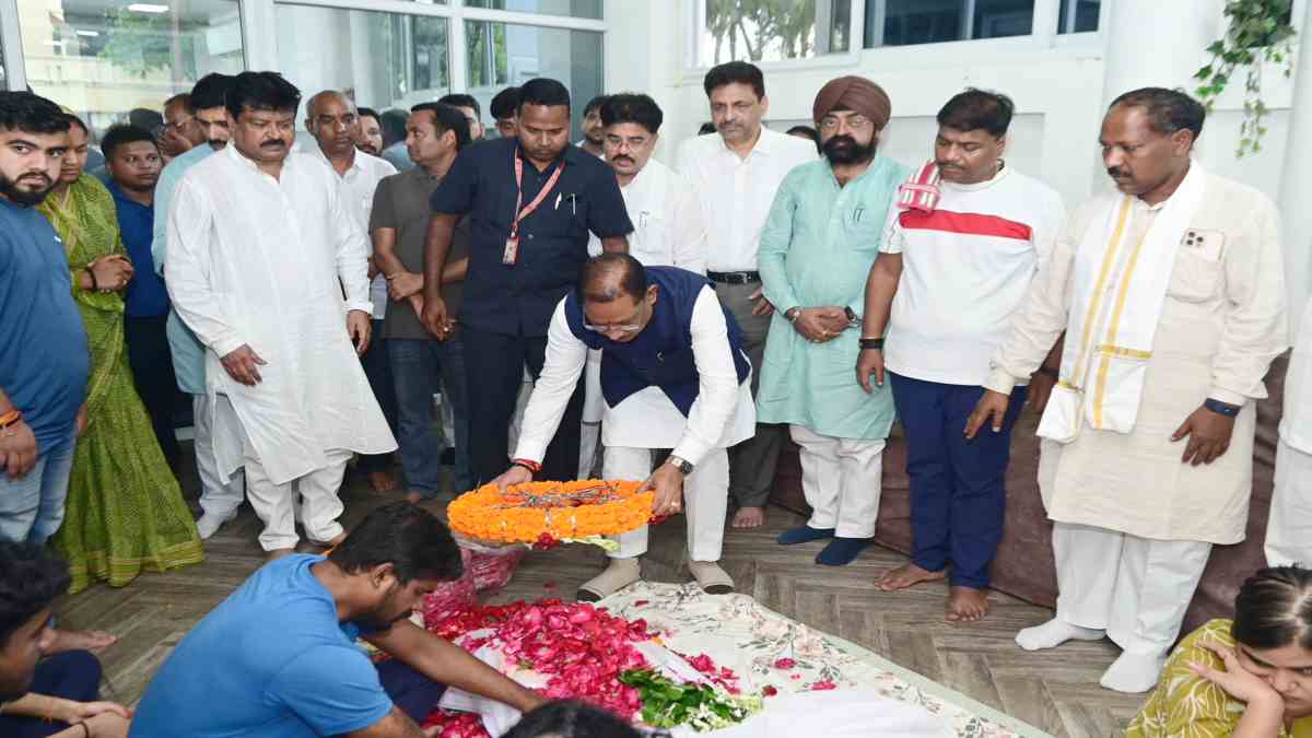 सड़क हादसे में मंत्री केदार कश्यप के भतीजे की मौत, सीएम साय ने दी श्रद्धांजलि, शोक संतप्त परिजनों से की मुलाकात