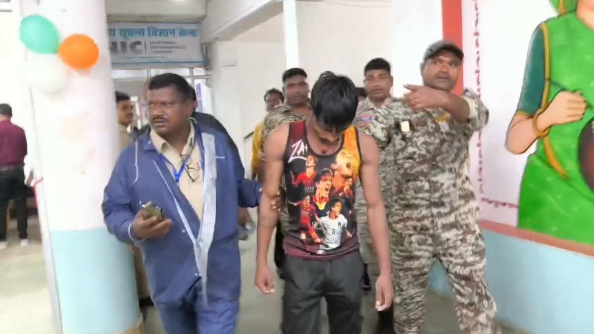 कलेक्ट्रेट के सामने आत्मदाह का प्रयास, आवास नहीं मिलने से परेशान युवक ने खुद पर छिड़का पेट्रोल, मचा हड़कंप