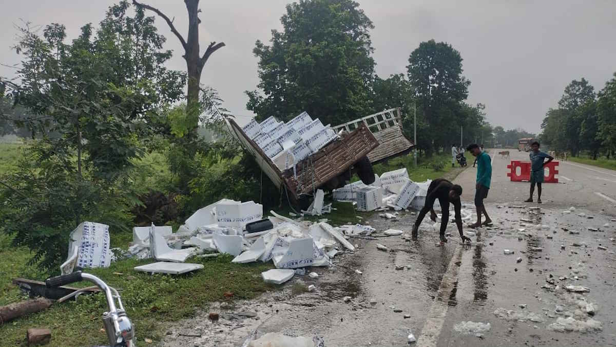 बस ने मछलियों से लदे पिकअप को मारी टक्कर, चालक की मौके पर हुई मौत, इधर मछली लूटने की मची होड़…
