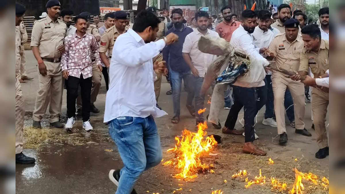 चैतन्य बघेल की गिरफ्तारी पर फूटा युवा कांग्रेस का गुस्सा, ED का पुतला दहन कर दी चेतावनी…