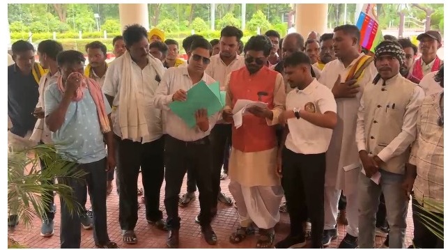 फर्जी जाति प्रमाणपत्र से नौकरी करने वाले शिक्षकों के खिलाफ आदिवासी समाज ने खोला मोर्चा, कलेक्टर को सौंपा ज्ञापन
