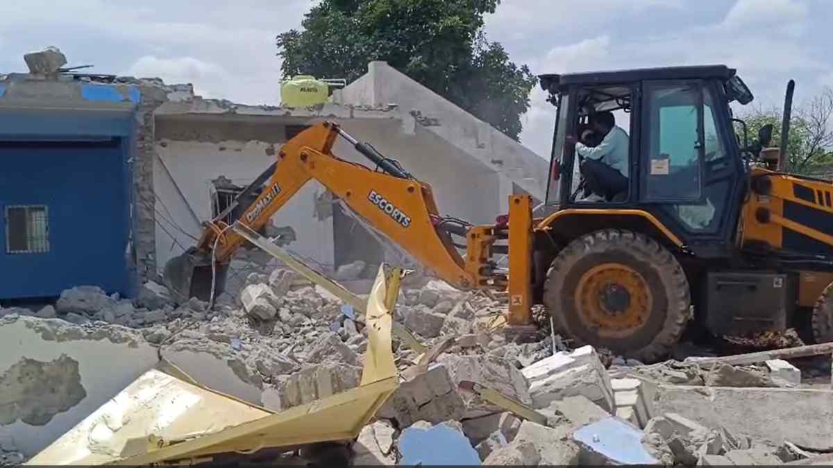 धर्मांतरण के खिलाफ बुलडोजर कार्रवाई : सरकारी जमीन पर अवैध कब्जा कर बनाए थे प्रार्थना घर, प्रशासन ने चलाया बुलडोजर
