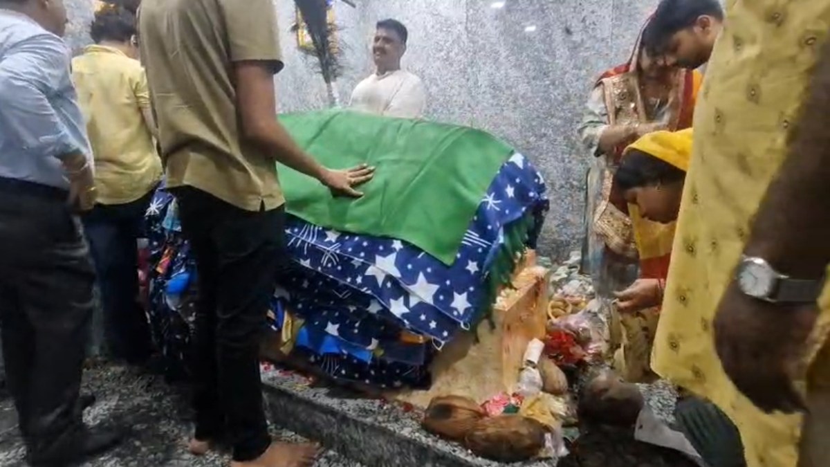 अनेकता में एकता की मिसाल : पीर बाबा के दरबार में हिंदू-मुस्लिम दोनों की आस्था, सादगी के साथ हिंदू समाज के लोग चादर चढ़ाकर करते हैं पूजा