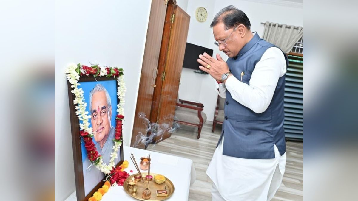 CM साय ने सायबर सतर्कता रथ को दिखाई हरी झंडी, बैंक से जुड़ी गोपनीय जानकारी और OTP किसी से शेयर न करने की लोगों से की अपील