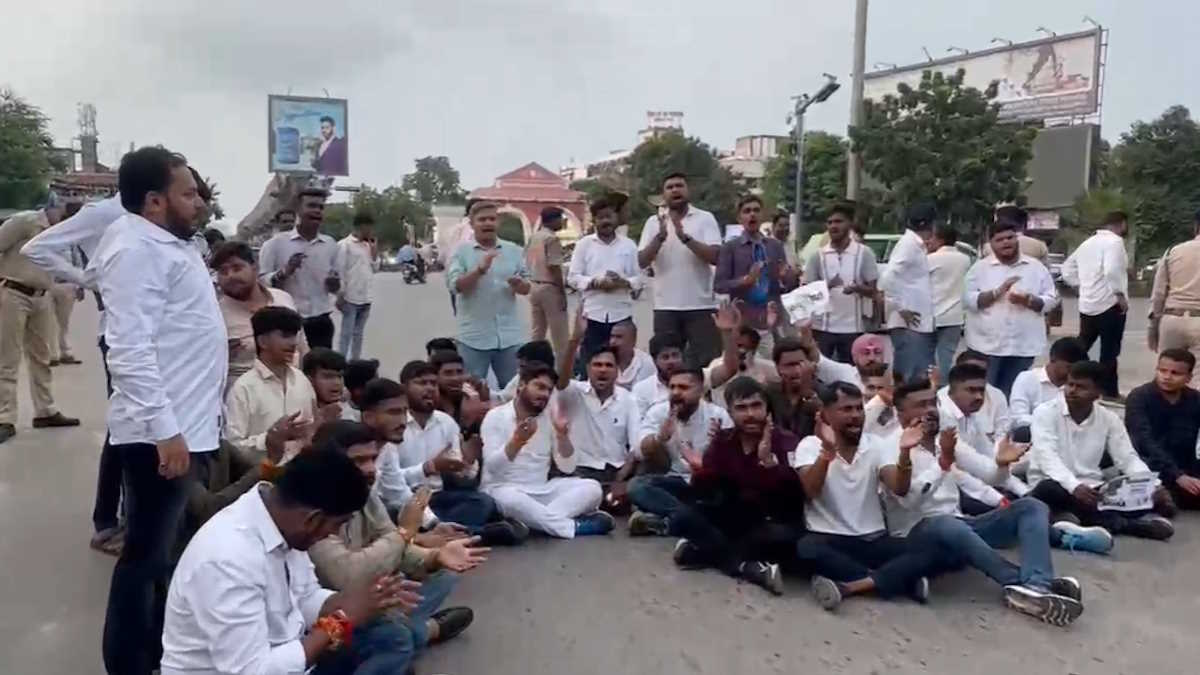 फर्जी वोटर के जरिए मतदान का आरोप लगाते हुए एनएसयूआई ने किया प्रदर्शन, पुलिस से झड़प के बीच शास्त्री चौक पर बनी चक्काजाम की स्थिति…