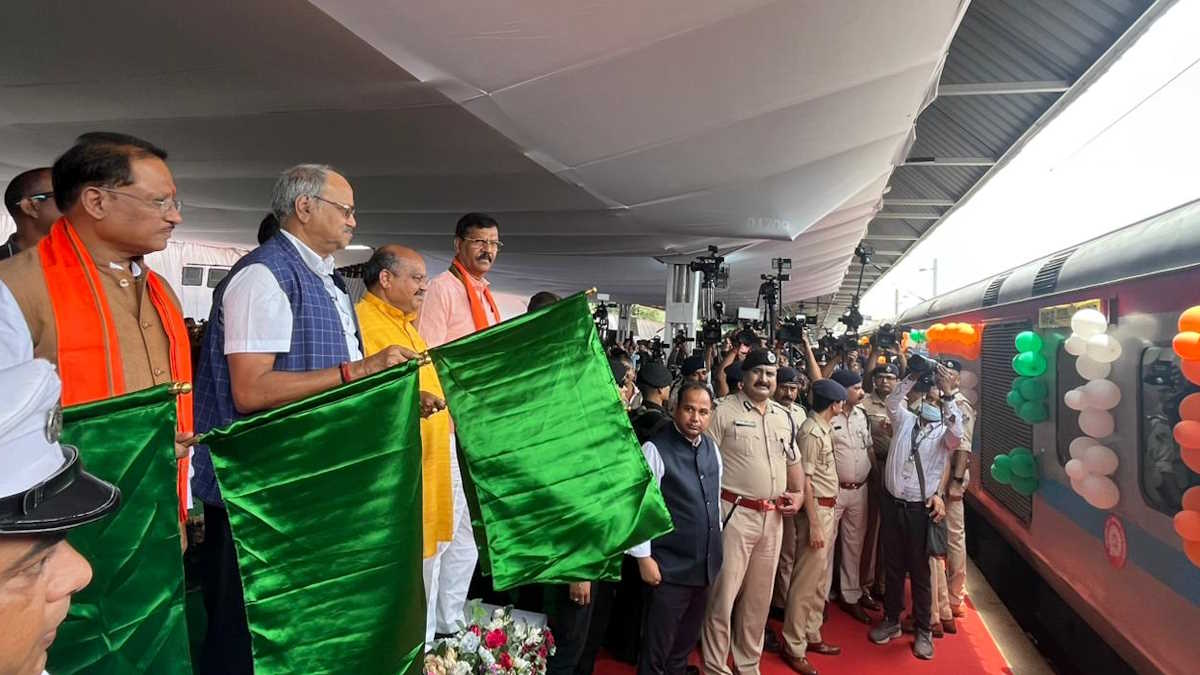 नया सफर… रायपुर-जबलपुर के बीच शुरू हुई इंटरसिटी ट्रेन सेवा, सीएम साय ने हरी झंडी दिखाकर किया रवाना…