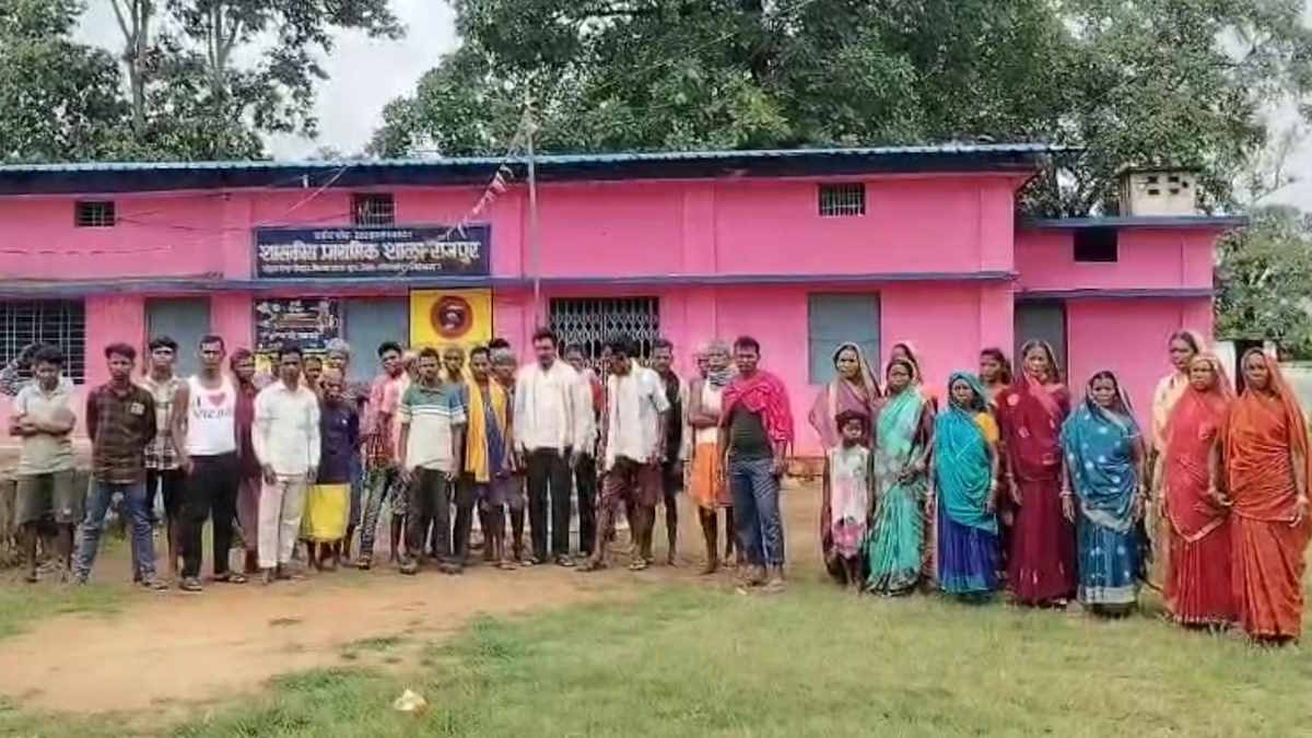 ‘छुट्टी वाली मैडम’ के खिलाफ लामबंद हुए ग्रामीण, स्कूल में तालाबंदी कर परमानेंट छुट्टी देने की कर रहे मांग…