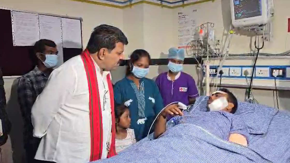 सीआरपीएफ के घायल जवान से उप मुख्यमंत्री विजय शर्मा ने की मुलाकात, बढ़ाया हौसला…