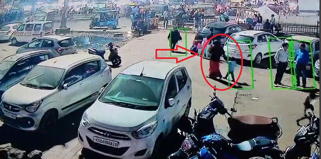 पत्नी से गुस्सा होकर बेटी के साथ डोगरगढ़ से रायपुर आया पति… बेटी को स्टेशन से अपने साथ ले गई दूसरी महिला… CCTV में कैद, FIR दर्ज