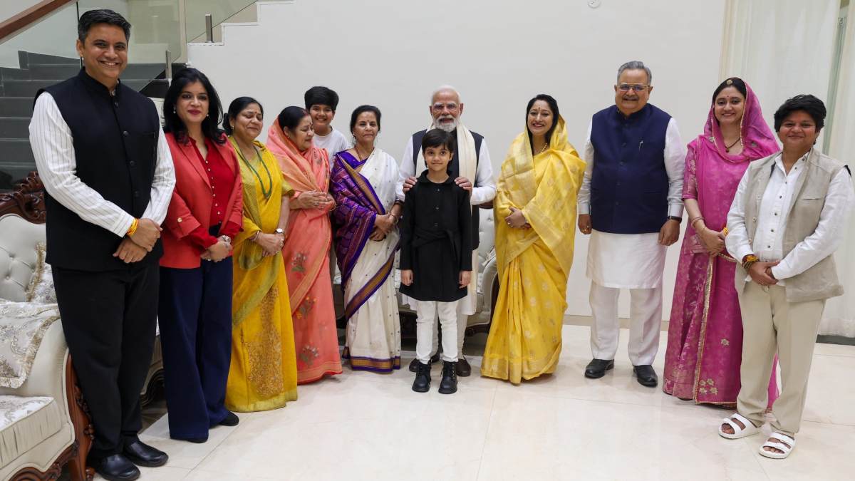 पीएम मोदी से सपरिवार मिले विधानसभा अध्यक्ष डॉ. रमन सिंह, साझा कीं तस्वीरें …