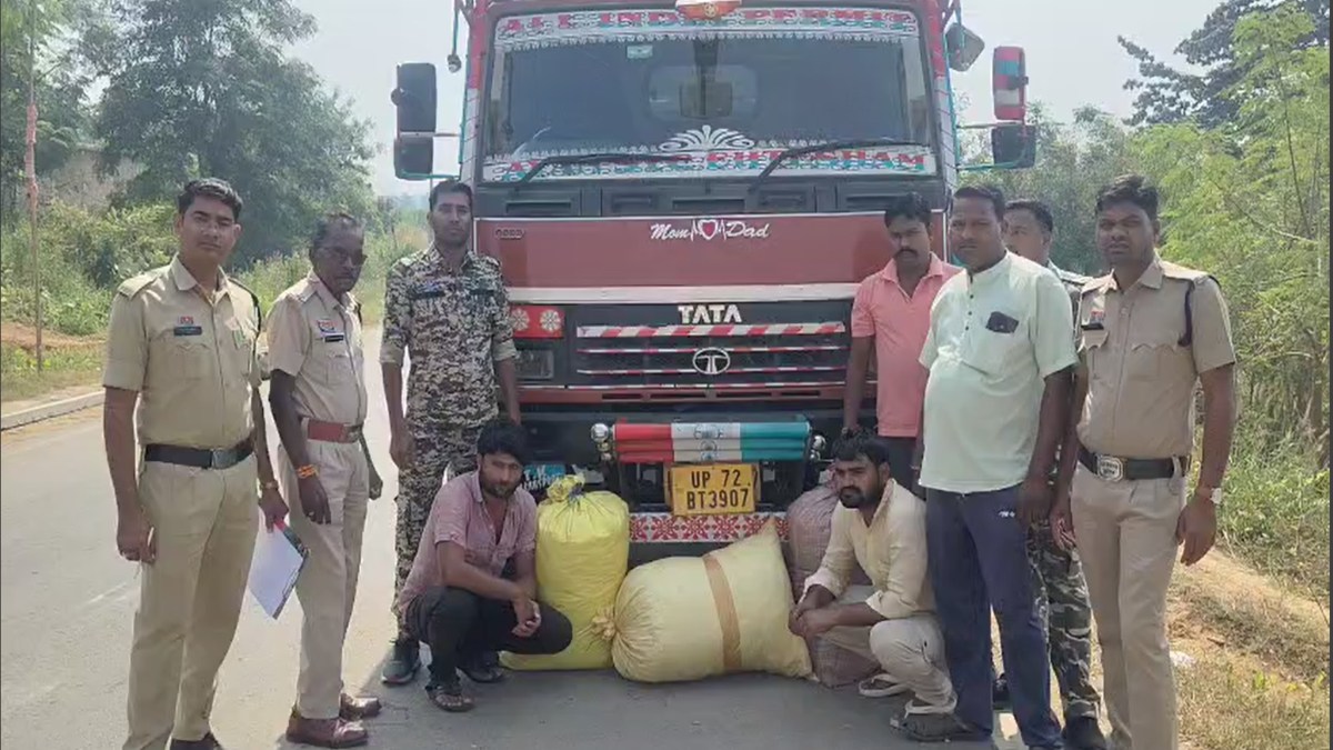 CG Crime News : 60 किलो गांजा के साथ दो अंतरराज्यीय तस्कर गिरफ्तार, ओडिशा से ट्रक में ले जा रहे थे यूपी
