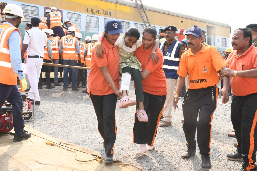 रेलवे स्टेशन में सायरन बजते ही मचा हड़कंप! रेलवे–NDRF की टीम ने शुरू किया बड़ा ऑपरेशन… 3 WhatsApp Image 2025 11 21 at 5.33.32 PM 1