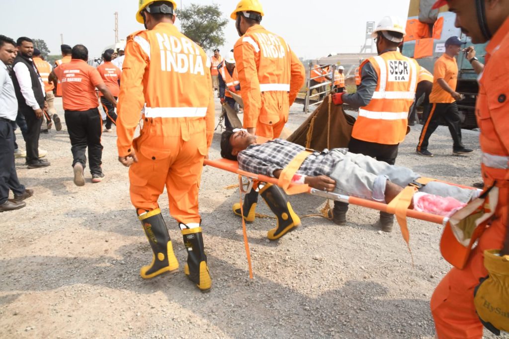 रेलवे स्टेशन में सायरन बजते ही मचा हड़कंप! रेलवे–NDRF की टीम ने शुरू किया बड़ा ऑपरेशन… 4 WhatsApp Image 2025 11 21 at 5.33.32 PM