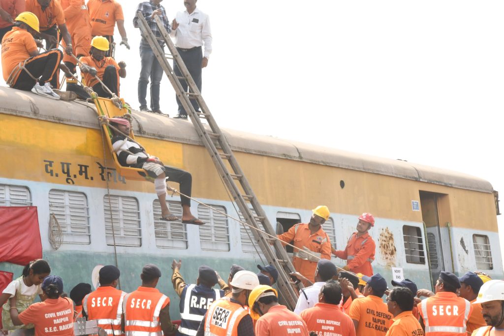 रेलवे स्टेशन में सायरन बजते ही मचा हड़कंप! रेलवे–NDRF की टीम ने शुरू किया बड़ा ऑपरेशन… 2 WhatsApp Image 2025 11 21 at 5.33.32 PM 2