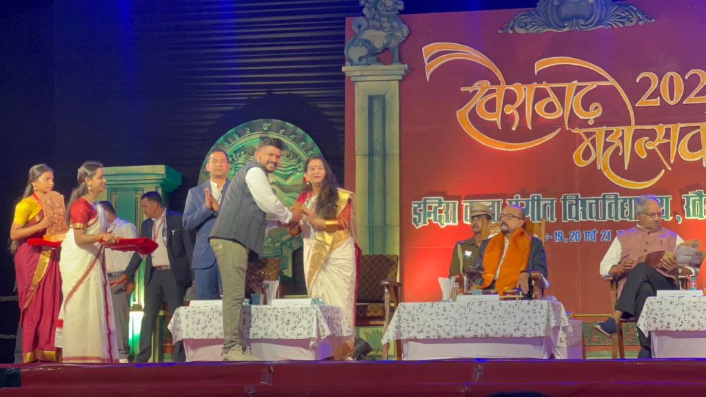 खैरागढ़ महोत्सव 2025 का भव्य समापन: शास्त्रीय संगीत और लोकनृत्य से मंत्रमुग्ध हुए दर्शक 1 WhatsApp Image 2025 11 22 at 11.22.23 AM