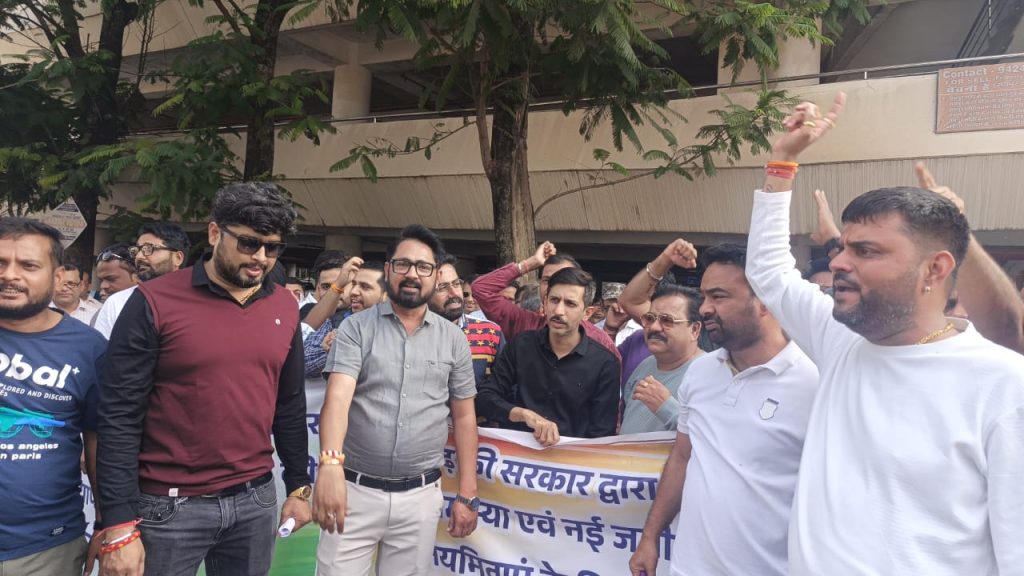 जमीन की सरकारी कीमत मार्केट रेट से भी अधिक, बिल्डरों ने नई गाइडलाइन जलाकर किया विरोध प्रदर्शन 2 WhatsApp Image 2025 11 24 at 1.47.41 PM 1