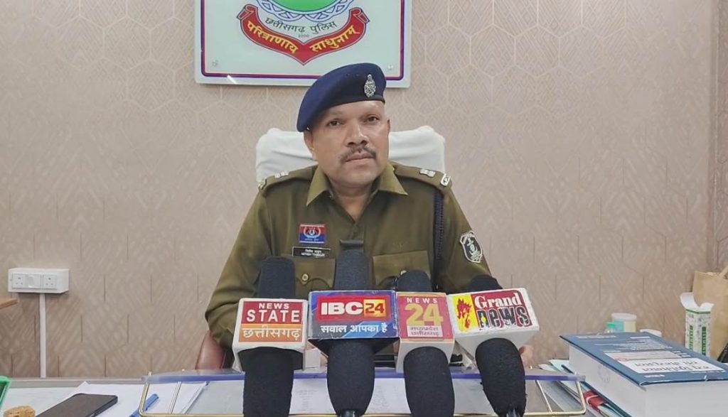 घर वालों को बंधक बनाकर लूट-पाट करने वाले 3 और आरोपी पकड़ाए, अब-तक 22 डकैत गिरफ्तार… 1 image 2025 11 22T163406.578