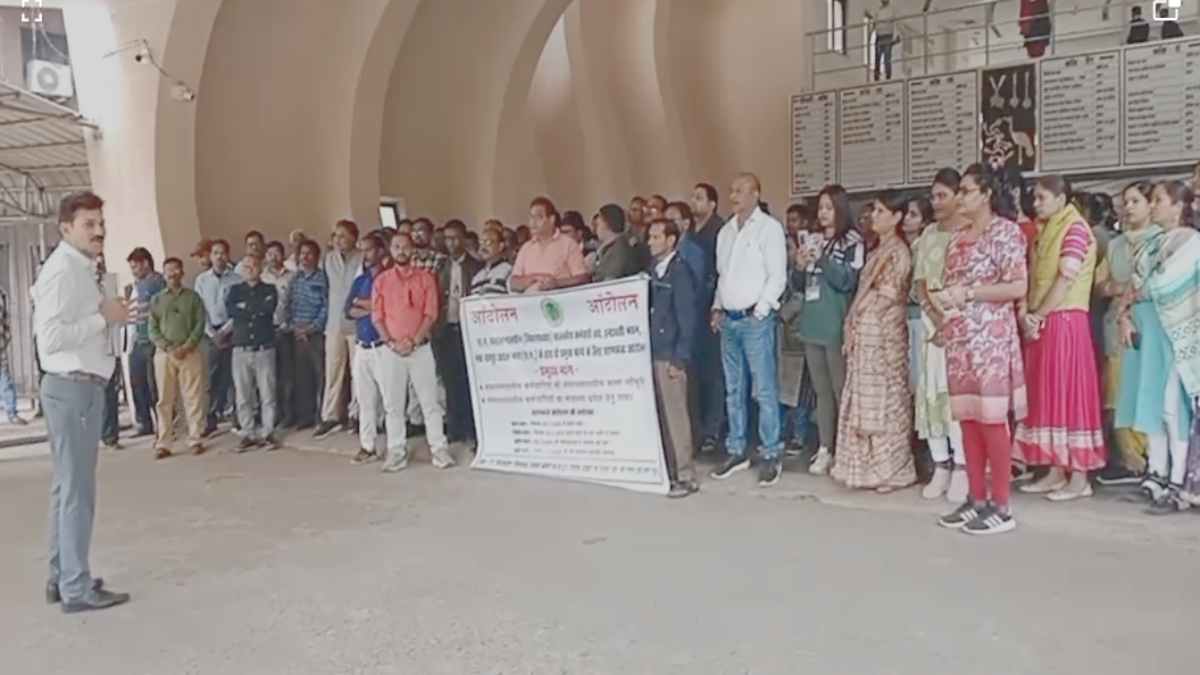 संचालनालय के कर्मचारियों ने किया प्रदर्शन, मंत्रालय प्रवेश के लिए पास जारी करने और संचालनालयीन कर्मचारी भत्ता देने की मांग