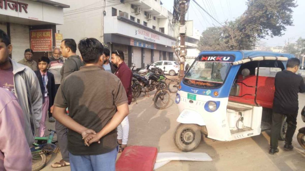 CG ACCIDENT NEWS: स्कूली बच्चों से भरी ई-रिक्शा अनियंत्रित होकर पलटी, हादसे में पांच बच्चे घायल