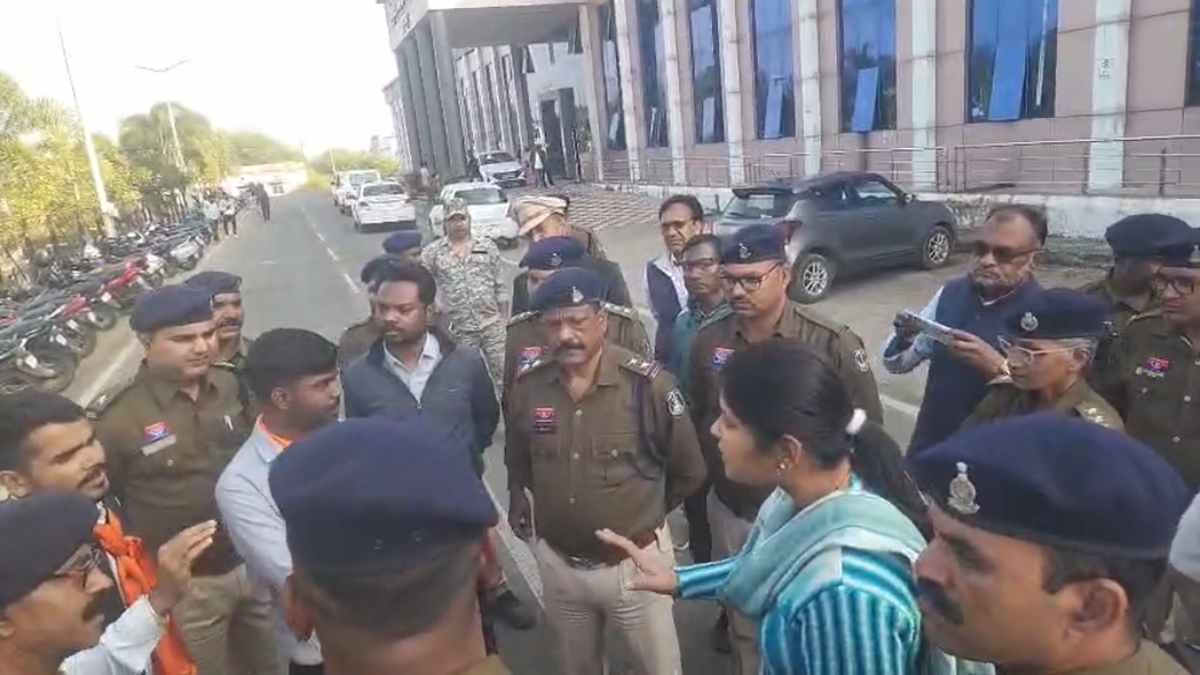 छात्र को पेड़ पर लटकाने का मामला : एबीवीपी ने किया प्रदर्शन, डीईओ को ज्ञापन देने पहुंचे कार्यकर्ताओं ने तोड़ा कलेक्ट्रेट का मेन गेट, भड़की SDM ने कहा – आग लगा दो…देखें VIDEO