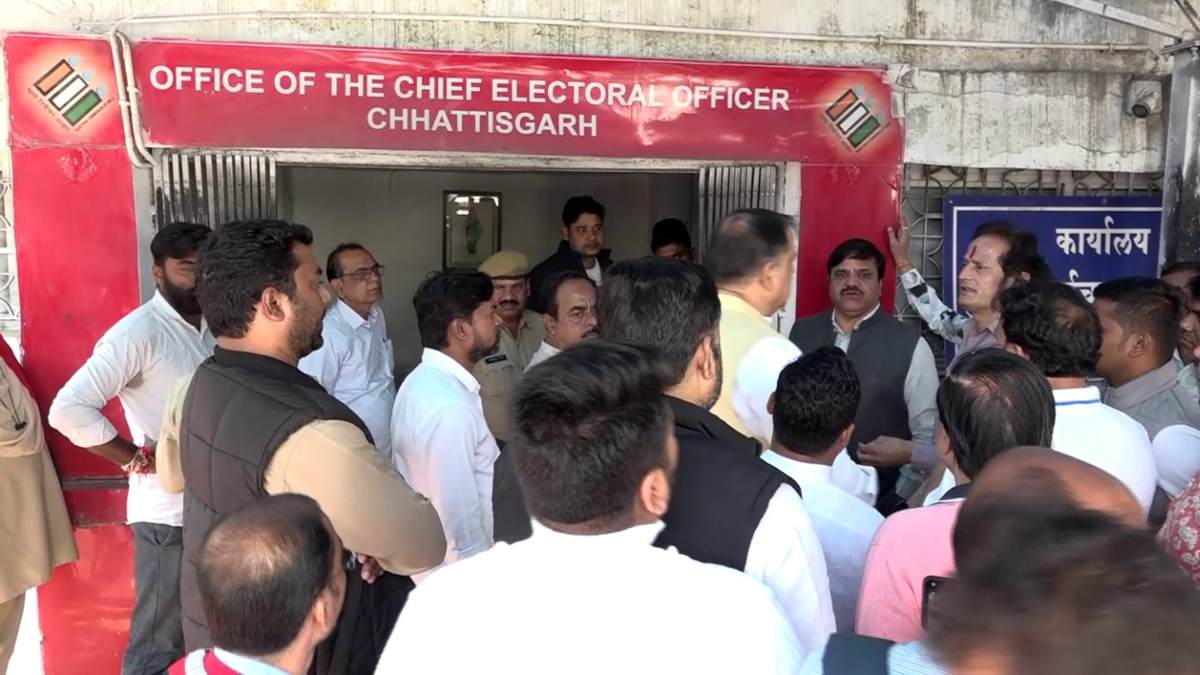 कांग्रेस प्रतिनिधिमंडल ने निर्वाचन आयुक्त से की मुलाकात, SIR की समय सीमा 3 महीने बढ़ाने और BLO को लेकर की यह मांग