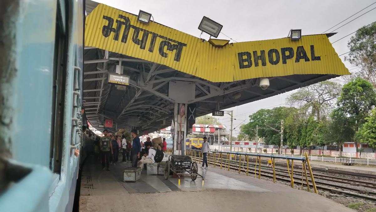 ऑटो चालक ने की लूट: घर छोड़ने के बहाने कब्रिस्तान ले जाकर वारदात को दिया अंजाम, मोबाइल फोन और 5 हजार लूटकर भाग गए लुटेरे