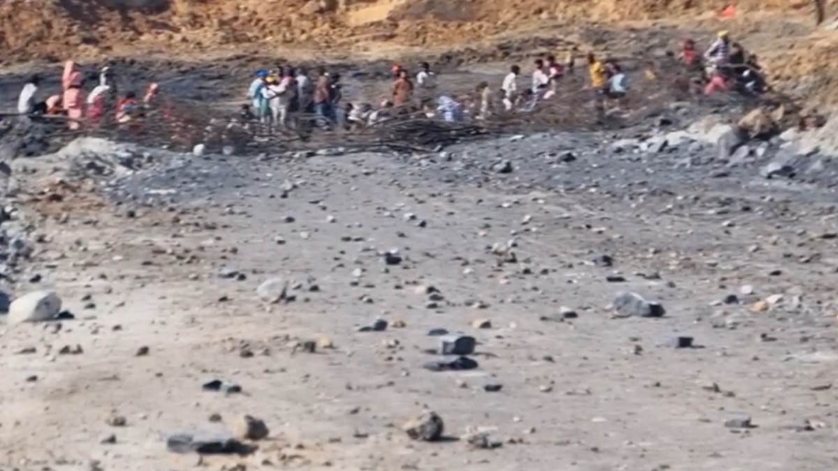 कोयला खदान के एक्सटेंशन पर बिफरे ग्रामीण, लाठी-डंडे, गुलेल, कुल्हाड़ी से पुलिस कर्मियों पर किया हमला, दर्जनों हुए घायल, देखिए वीडियो 1 कोयला खदान के एक्सटेंशन पर बिफरे ग्रामीण, लाठी-डंडे, गुलेल, कुल्हाड़ी से पुलिस कर्मियों पर किया हमला, दर्जनों हुए घायल…