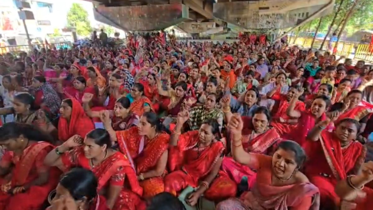 CG News : तीन दिवसीय हड़ताल पर बैठीं आंगनबाड़ी कार्यकर्ता और सहायिका, 10 सूत्रीय मांगों को लेकर कर रहीं प्रदर्शन