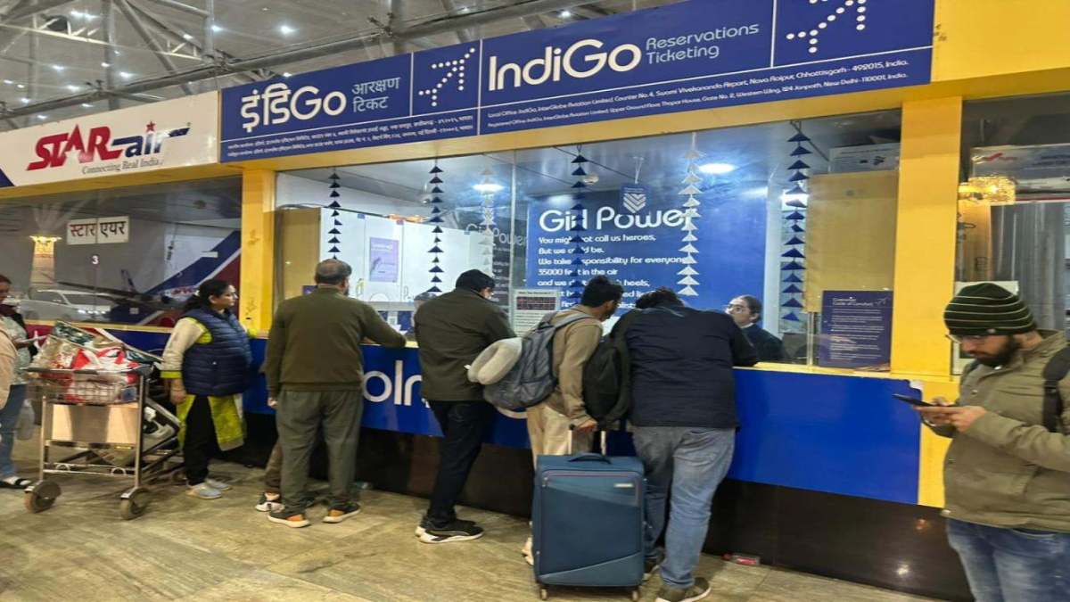 रायपुर में दिल्ली, मुंबई, गोवा समेत 20 उड़ानें रद्द, 7 हजार से ज्यादा यात्री परेशान, 24 घंटे से एयरपोर्ट पर रुके हैं लोग, न कोई ई-मेल न कोई सूचना