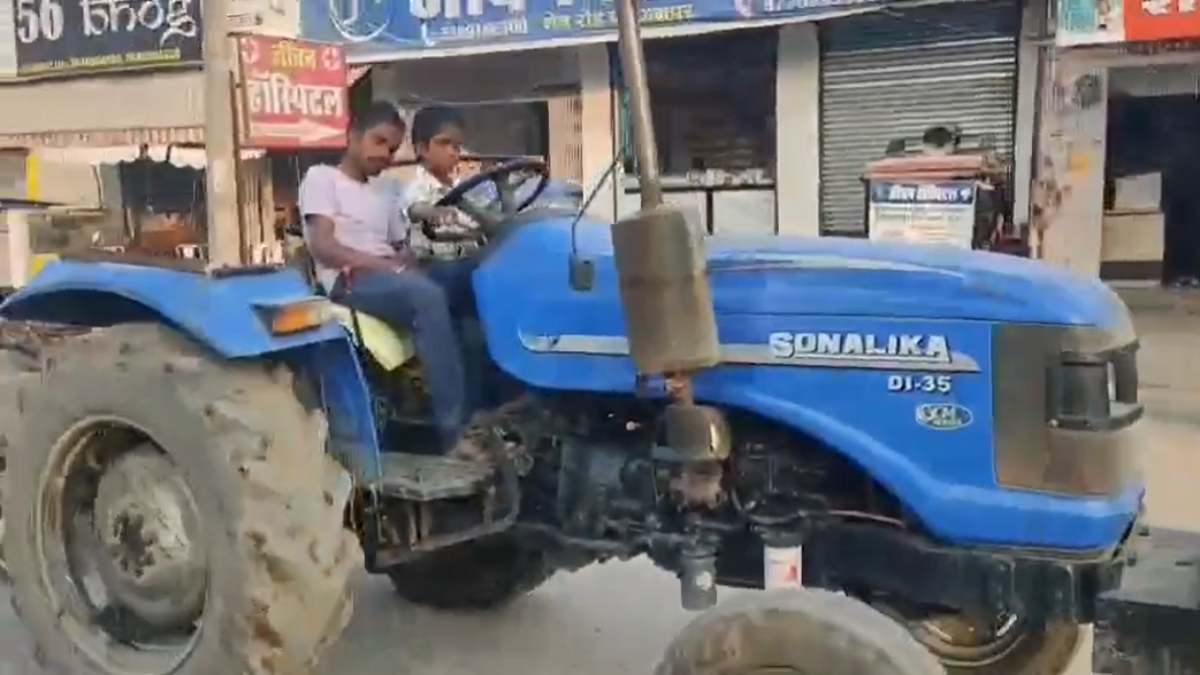 Chhattisgarh : चलती गाड़ी में ही सो गया नशे में धुत ट्रैक्टर चालक, 9 साल के बच्चे ने संभाला स्टेयरिंग, देखें VIDEO