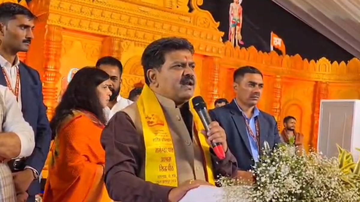 बाबा बागेश्वर के मंच से विजय शर्मा का कांग्रेस नेताओं पर पलटवार, कहा- ” जिन्हें समझना है, समझ लें… कंधे पर, पलकों पर बैठाकर लाएंगे